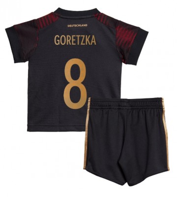 Niemcy Leon Goretzka #8 Koszulka Wyjazdowych Dziecięca MŚ 2022 Krótki Rękaw (+ Krótkie spodenki)